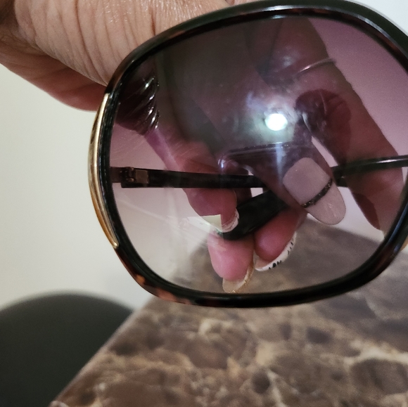 GUC Marc Jacob's Sunglasses Has a Glare on Lens - Picture 6 of 10